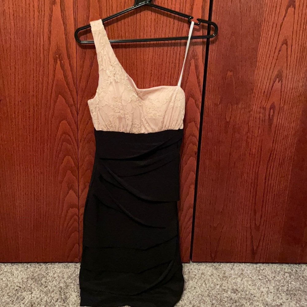 Light pink/black women’s B.Smart one shoulder dress, size 3/4